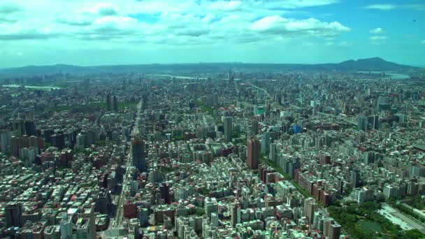 Flygfoto Över Centrum Taipei Stadsbyggnader Med Berg Och Moln Bakgrund — Stockvideo