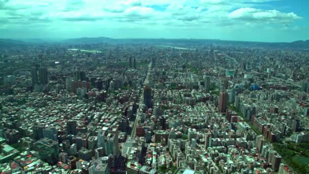 ビルの上から山と雲を背景にした台北市中心部のビルの4K空中風景101 西エリアの街並み台湾のスカイラインを望む高角度キャピタルデイタイムダン — ストック動画
