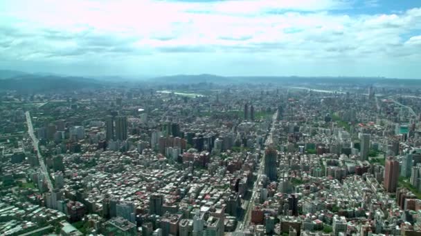 Flygfoto Över Centrum Taipei Stadsbyggnader Med Berg Och Moln Bakgrund — Stockvideo