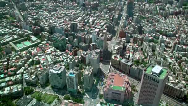 4K商务区 写字楼和车辆从101号大楼上方穿过台北市中心 与台湾天际线首府城市高角线的空中景观 — 图库视频影像