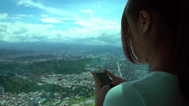 Tourit Chica Asiática Tomando Fotografía Con Cámara Teléfono Vista Aérea — Vídeos de Stock