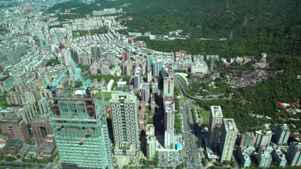 Vista Aérea Los Edificios Ciudad Taipei Con Montaña Tráfico Que — Vídeos de Stock