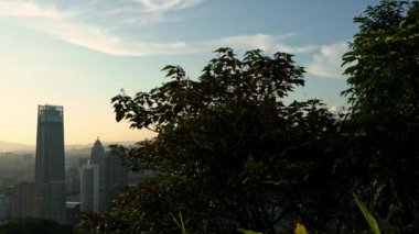 4K Fil Dağı 'ndan güneşlilikle Taipei 101' in manzara manzarasını yükseltti. Tayvan 'da arka planda şehir manzarası gökdeleni. Muhteşem güneş günü ve şehir merkezindeki mavi gökyüzü. Uzun boylu, yapılı Dan.