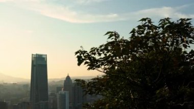 4K Fil Dağı 'ndan gün batımına kadar Taipei 101' in manzara manzarasını yükseltti. Tayvan 'da arka planda şehir manzarası gökdeleni. Harika bir gün batımı ve şehir merkezinde turuncu gökyüzü...