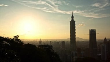 4K Fil Dağı 'ndan gün batımına kadar Taipei 101' in manzara manzarasını yükseltti. Tayvan 'da arka planda şehir manzarası gökdeleni. Harika bir gün batımı ve şehir merkezinde turuncu gökyüzü...