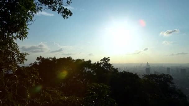 4K从象山俯瞰台北101号景观设计的景观 台湾的城市景观摩天大楼为背景 市中心阳光灿烂 蓝蓝的天空 高楼林立 — 图库视频影像