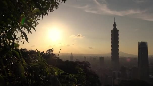 Erhöhte Ansicht Des Landschaftsgebäudes Taipei 101 Mit Sonnenuntergang Vom Elefantenberg — Stockvideo