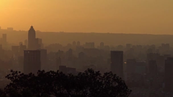 台北高耸的风景建筑景观 夕阳西下 台湾的城市景观背景 市中心美丽的日落和橙色的天空 还有高大的建筑物 — 图库视频影像