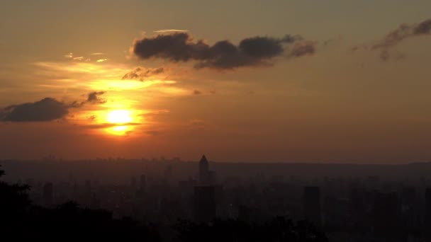 Erhöhte Ansicht Von Landschaftsgebäuden Der Stadt Taipeh Mit Sonnenuntergang Vom — Stockvideo
