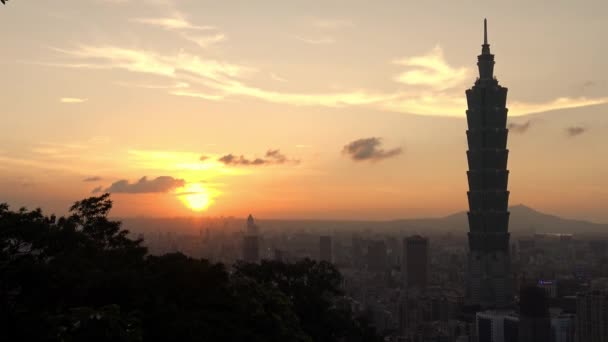 4K俯瞰台北101号景观设计 日落来自象山 台湾的城市景观摩天大楼为背景 美丽的落日和橙色的天空笼罩着市中心的高楼 — 图库视频影像