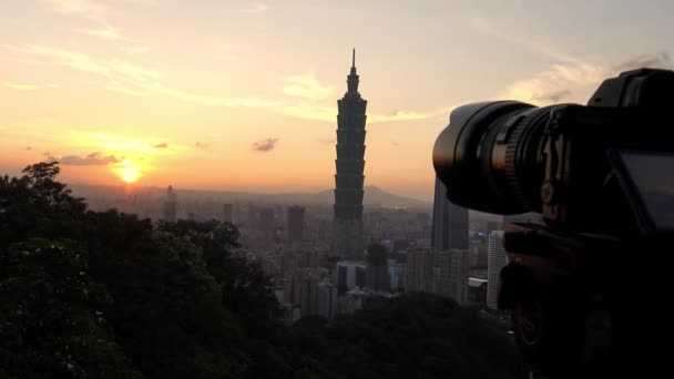 Fotógrafo Toma Fotos Vista Elevada Del Paisaje Famoso Edificio 101 — Vídeo de stock