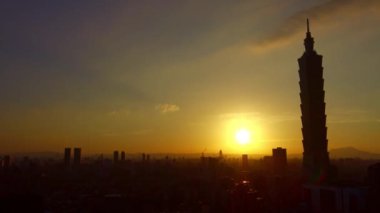 4k Güzel Hava Manzarası. Fil Dağı 'ndan gün batımına kadar. Siluet binası Taipei 101, Tayvan-Dan arka planında Taipei Gökdeleni.