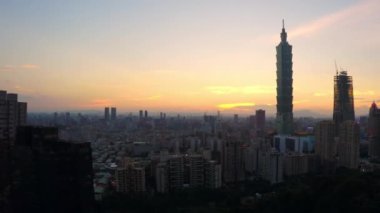 Gece gündüz Timelapse Havacılık Fil Dağı 'ndan Taipei 101 manzarası Tayvan-Dan arka planında Cityscape Taipei Gökdeleni