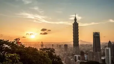 4K Timelapse yükseltilmiş manzara binası Taipei 101 günbatımı ile. Tayvan 'da arka planda şehir manzarası gökdeleni. Harika bir gün batımı ve şehir merkezinde turuncu gökyüzü...