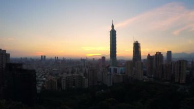 Gece gündüz Timelapse Havacılık Fil Dağı 'ndan Taipei 101 manzarası Tayvan-Dan arka planında Cityscape Taipei Gökdeleni