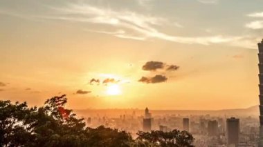 Yüksek manzara manzaralı Taipei 101 'i gün batımına göre inşa ediyor. Tayvan 'da arka planda şehir manzarası gökdeleninin zaman çizelgesi. Harika bir gün batımı ve şehir merkezinde turuncu gökyüzü...
