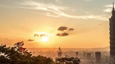 Yüksek manzara manzaralı Taipei 101 'i gün batımına göre inşa ediyor. Tayvan 'da arka planda şehir manzarası gökdeleninin zaman çizelgesi. Harika bir gün batımı ve şehir merkezinde turuncu gökyüzü...