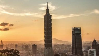 Yüksek manzara manzaralı Taipei 101 'i gün batımına göre inşa ediyor. Tayvan 'da arka planda şehir manzarası gökdeleninin zaman çizelgesi. Harika bir gün batımı ve şehir merkezinde turuncu gökyüzü...