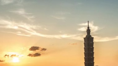 Yüksek manzara manzaralı Taipei 101 'i gün batımına göre inşa ediyor. Tayvan 'da arka planda şehir manzarası gökdeleninin zaman çizelgesi. Harika bir gün batımı ve şehir merkezinde turuncu gökyüzü...