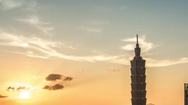 Yüksek manzara manzaralı Taipei 101 'i gün batımına göre inşa ediyor. Tayvan 'da arka planda şehir manzarası gökdeleninin zaman çizelgesi. Harika bir gün batımı ve şehir merkezinde turuncu gökyüzü...