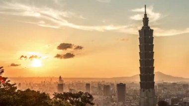 Yüksek manzara manzaralı Taipei 101 'i gün batımına göre inşa ediyor. Tayvan 'da arka planda şehir manzarası gökdeleninin zaman çizelgesi. Harika bir gün batımı ve şehir merkezinde turuncu gökyüzü...