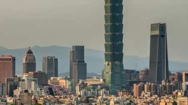 Geceden geceye güzel bir hava akımı. Dağ Fuzhoushan Parkı 'ndan Taipei 101' in günbatımı manzarasının muhteşem sürati. Arka planda Taipei gökdeleninde seyahat eden Tayvan-Dan