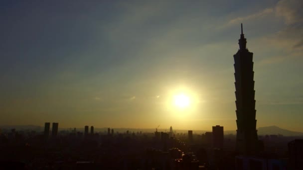 4K美丽的空中景观与日落从大象山与轮廓建筑台北101 城市景观台北摩天大楼背景台湾 — 图库视频影像