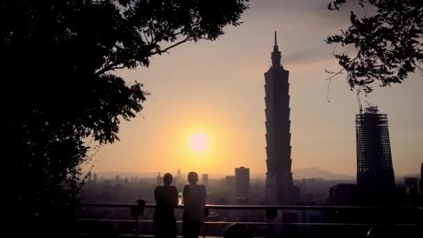 Silhouette Young Tourist Couple Caucasian Watching Beautiful Sunset Elephant Mountain — ストック動画