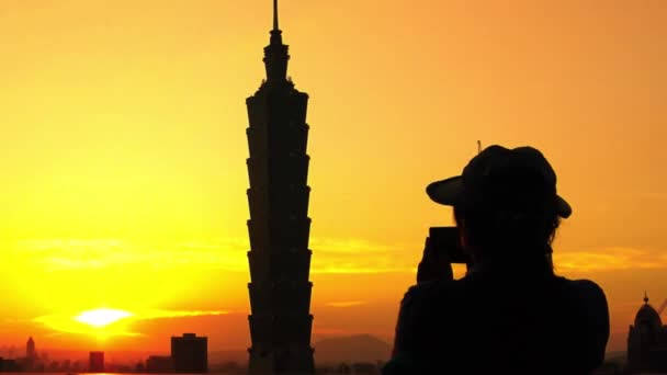 Silueta Turistické Asijské Žena Fotografování Chytrým Telefonem Během Nádherného Západu — Stock video