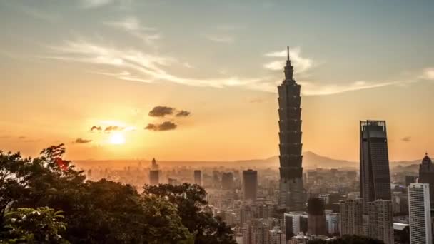 台北市101高楼大厦落山落日 台湾城市景观摩天大楼的时代背景 美丽的落日和橙色的天空笼罩着市中心的高楼 — 图库视频影像