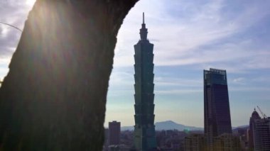 Fil Dağı 'ndan Taipei 101 peyzaj binasının 4K Aerial View kamera kaydırıcısıyla fark edildi. Tayvan-Dan şehrinin arka planında Taipei Gökdeleni