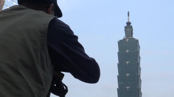 Taipei Taiwan Μαρτίου 2016 Ασιάτης Φωτογράφος Φωτογραφίζει Διάσημο Κτίριο 101 — Αρχείο Βίντεο