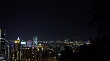4K, Fil Dağı 'ndan geceleyin Taipei 101 manzaralı bina. Tayvan 'da gökdelen ışıkları var. Şehir merkezinde harika bir altyapı ve akşam Dan 'de uzun bir yapı.