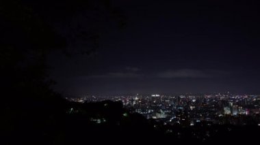 4K, Fil Dağı 'ndan geceleyin Taipei 101 manzaralı bina. Tayvan 'da gökdelen ışıkları var. Şehir merkezinde harika bir altyapı ve akşam Dan 'de uzun bir yapı.