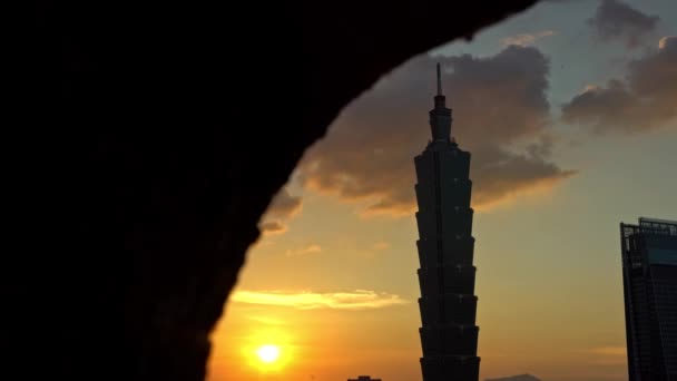 Antenn Utsikt Över Solnedgången Landskapsbyggnad Taipei 101 Från Elefantberget Insåg — Stockvideo