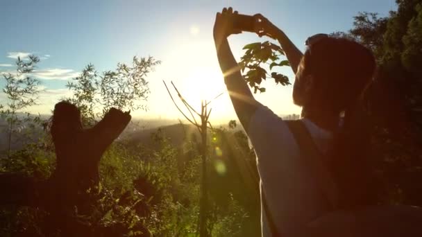 Aziatische Vrouw Wandelen Berg Neem Foto Met Telefoon Naar Het — Stockvideo