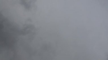 Karanlık gökyüzü fırtınası.