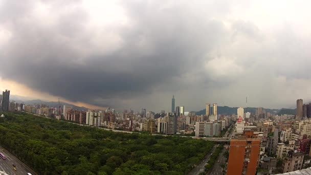 Luchtfoto Uitzicht Stadsgezicht Taipei 101 Donderwolk Met Bliksem Taiwan Time — Stockvideo