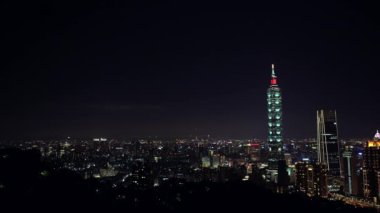 4K Gerçek fırtına ve gökyüzünde şimşekler Taipei 101 'i gece inşa ediyor. Güçlü yıldırımlar şimşekler çakar ve gök gürültülü fırtınalarda ışıklar yanar. Şehrin gökdeleninde elektrik fırtınası bulutları - Dan