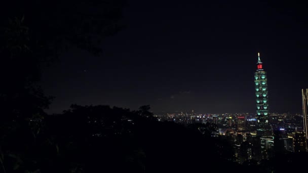 뇌우와 밤하늘의 타이베이 101 번개가 속에서 발합니다 도시의 — 비디오