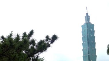 4K Cityscape At Tower Taipei 101 En Yüksek Binası Tayvan 'da. Yağmurlu bir günde Sun Yat Sen Memorial Hall' dan yeşil ağaçlar ve palmiyeler. - Dan.