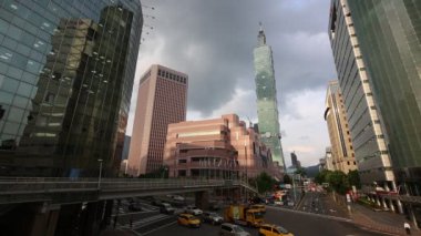 Taipei, Tayvan-18 Mayıs 2016: Taipei 101 Tower, Tayvan Güzel Şehir Otomobilleri, motosikletleri ve Xinyi İlçe-Dan 'de tarihi bir gökdelenle yol trafiği