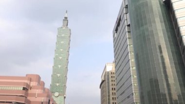 Taipei, Tayvan-07 Mart 2016: Taipei 101 Kulesi, Tayvan Güzel Şehir Otomobili, motosikletler ve Xinyi İlçesi-Dan 'de tarihi bir gökdeleni bulunan trafik