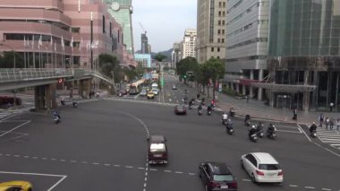 Taipei, Tayvan-07 Mart 2016: Taipei 101 Kulesi, Tayvan Güzel Şehir Otomobili, motosikletler ve Xinyi İlçesi-Dan 'de tarihi bir gökdeleni bulunan trafik