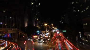 Taipei, Tayvan-18 Mayıs 2016: Taipei 101 Kulesi 'nin Timelapse' si gece, Tayvan Güzel Şehrinde bir araba, motosiklet ve yollarda trafik. Xinyi Bölgesi-Dan 'de çok yüksek bir gökdelen.