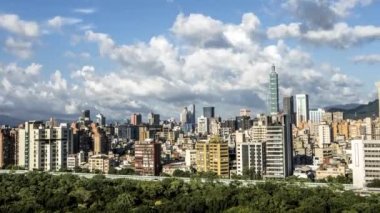 4K Timelapse Havacılık Manzarası ve ünlü Taipei 101 binası. Güzel şehir manzarası. Tayvan 'da geçmişi olan bir gökdelen. 2010 yılına kadar dünyanın en yüksek binasına sahip şehir.