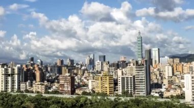 Meşhur Taipei 101 binası ile manzaranın Timelapse Havacılık Manzarası. Güzel şehir manzarası. Tayvan 'da geçmişi olan bir gökdelen. 2010 yılına kadar dünyanın en yüksek binasına sahip şehir.