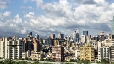 Meşhur Taipei 101 binası ile manzaranın Timelapse Havacılık Manzarası. Güzel şehir manzarası. Tayvan 'da geçmişi olan bir gökdelen. 2010 yılına kadar dünyanın en yüksek binasına sahip şehir.