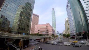 Taipei, Tayvan-07 Mart 2016: Taipei 101 Kulesi 'nin 4k Timelapse' si, Tayvan Güzel Şehir, arabalar, motosikletler ve Xinyi Bölgesi-Dan 'de tarihi bir gökdelenle yol üzerinde trafik