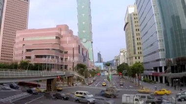 Taipei, Tayvan-07 Mart 2016: Taipei 101 Kulesi 'nin Timelapse' si, Tayvan Güzel Şehir Arabaları, motosikletleri ve Xinyi İlçe-Dan 'de tarihi bir gökdelenle yol trafiği